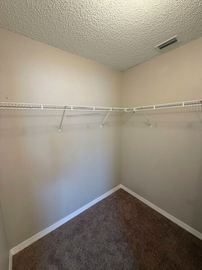 Building Photo - 7 Poinsettia Ln