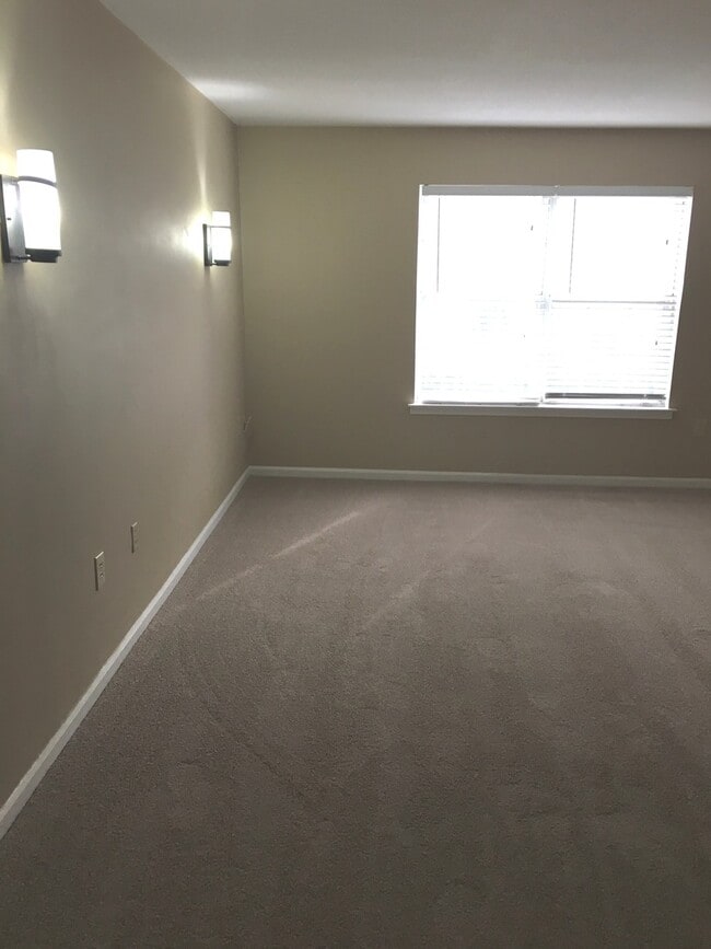 Building Photo - Greenville, 2/2, 1097SF