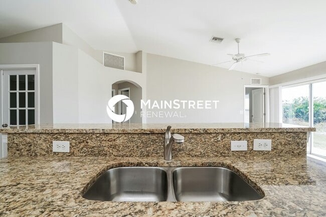 Building Photo - 3 Bedroom Pet-Friendly Home in LEHIGH ACRE...