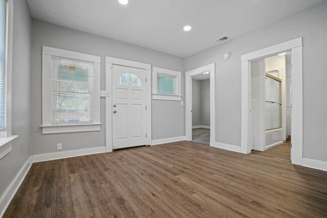 Building Photo - Charming 3 Bedroom Home Near Broadway | Spacious Layout | Prime Sacramento Location