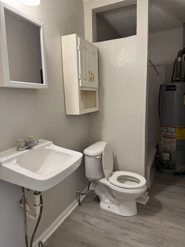 Building Photo - 702 N Buchanan St