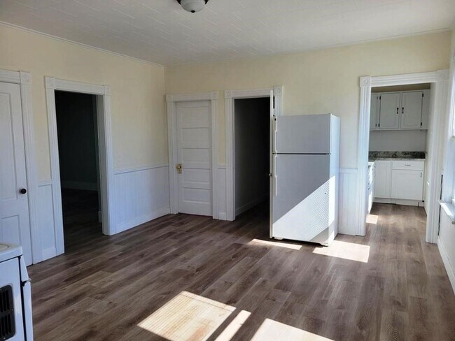 Building Photo - 73 1/2 Esther Street Unit 3