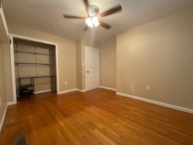 Building Photo - Move in special - 3 bedroom/2 bath brick h...