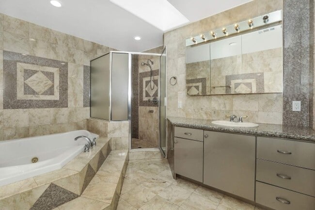 Building Photo - 4356 Kingswell Ave