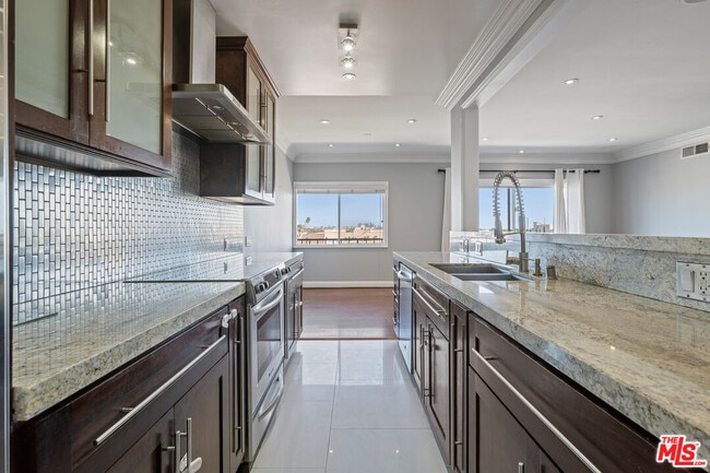 Building Photo - 1115 S Elm Dr