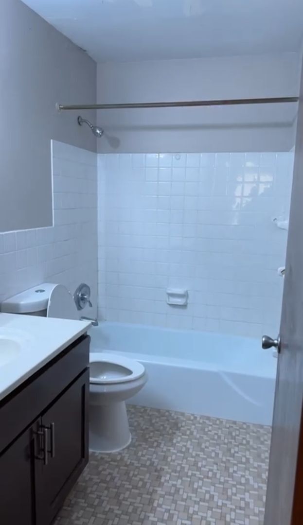 Building Photo - Clean and Spacious 1 Bedroom Unit in St. P...