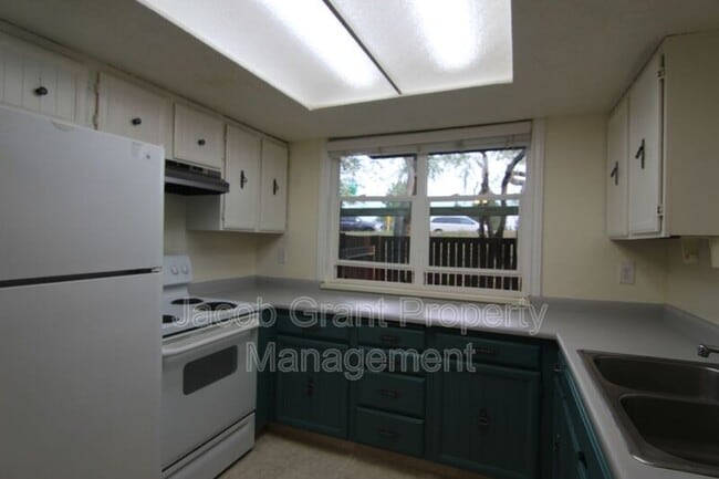 Building Photo - 1440 Vega Cir