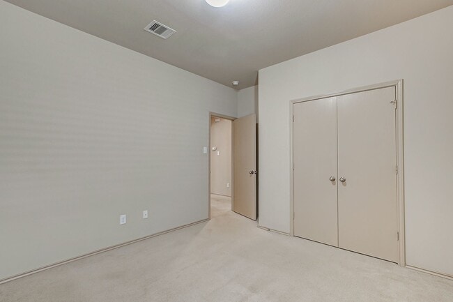 Building Photo - Ready to move in!