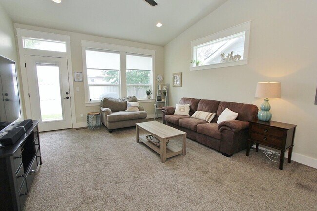 Building Photo - Lovely 4 bed 2 1/2 bath Home in Meridian, Available first week of July