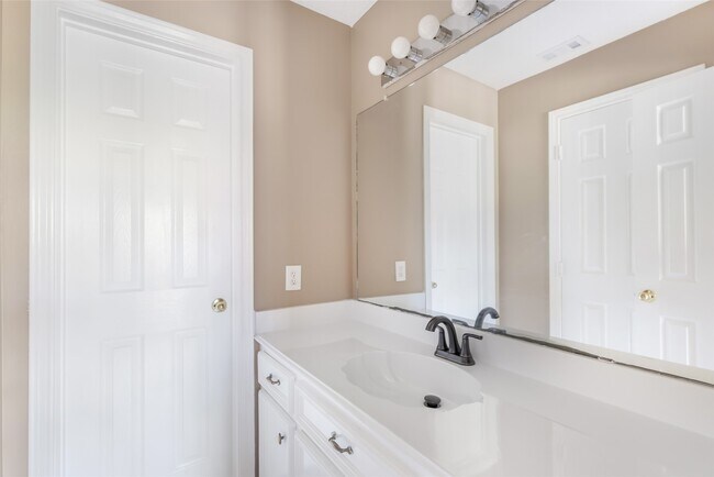 Building Photo - 16222 Rutley Cir