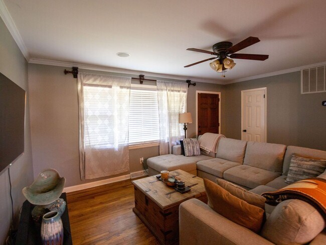 Building Photo - Three Bedroom Brick Ranch in National Hills!