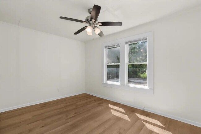 Building Photo - 431 Electra St