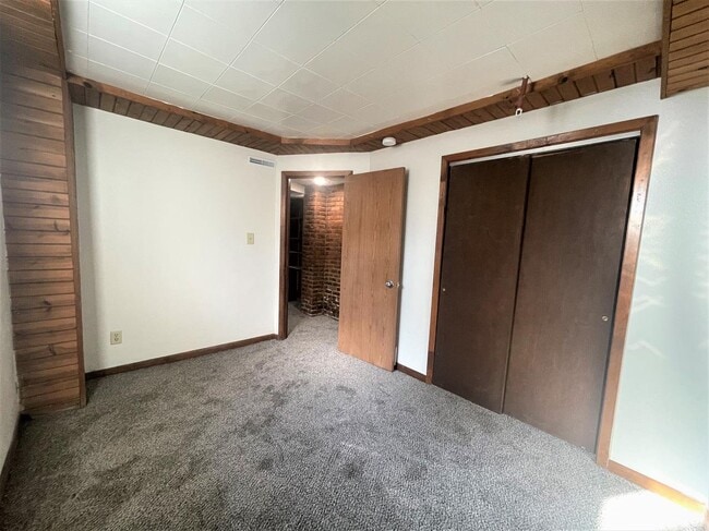 Building Photo - 831 E College St