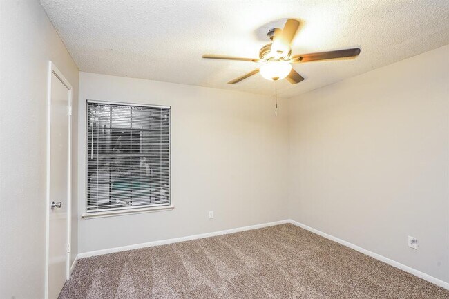 Building Photo - 8010 Goldengrove Dr
