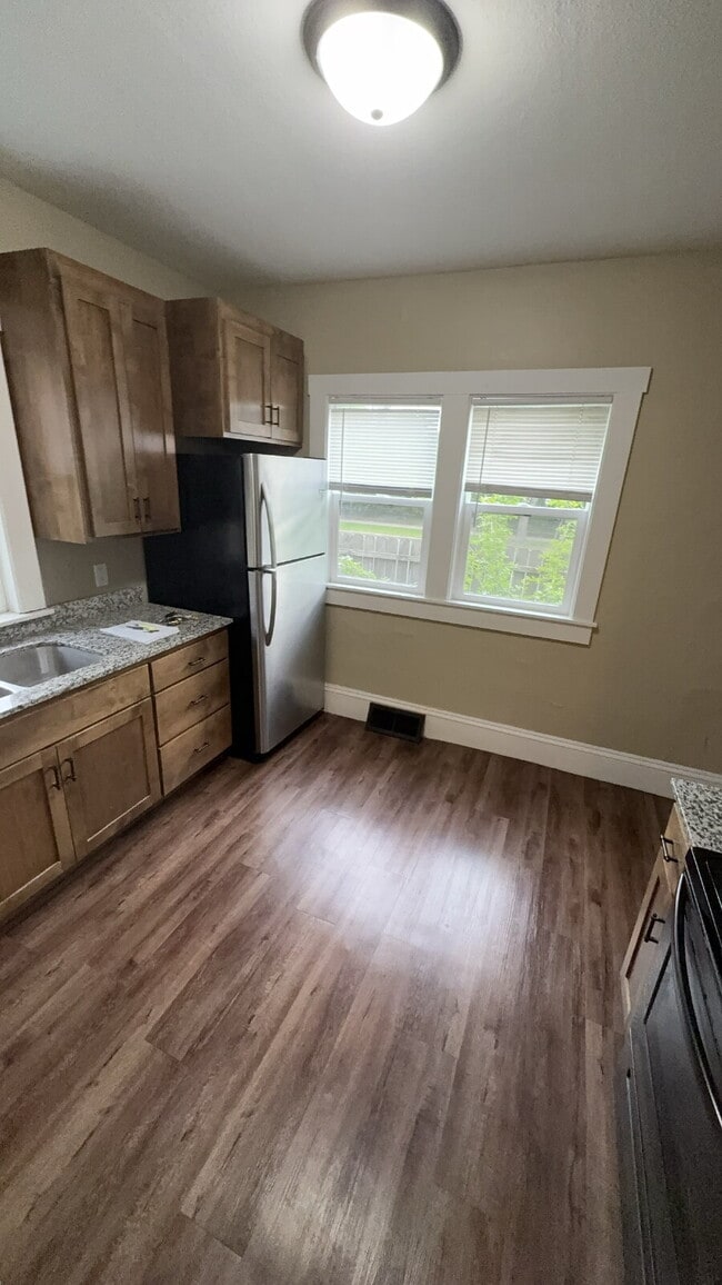 Building Photo - 3 bed 1 bath close to Water St. and UWEC! Available June 1st