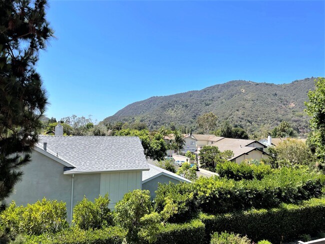 Building Photo - 1450 Palisades Dr