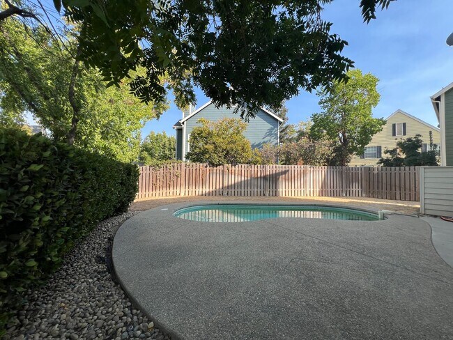 Building Photo - 1098 E Monticello Cir