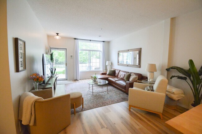 Building Photo - Stunningly Update 2 bed 1.5 bath Townhome ...