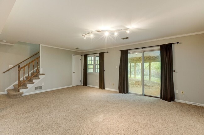 Building Photo - 3303 Spring Lake Ct