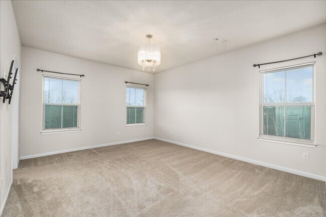 Building Photo - END UNIT EXTRA LARGE TOWNHOME FOR LEASE