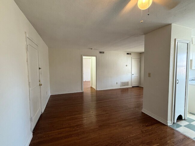 Building Photo - Classic 1-Bedroom, 1-Bath Apartment in Pri...