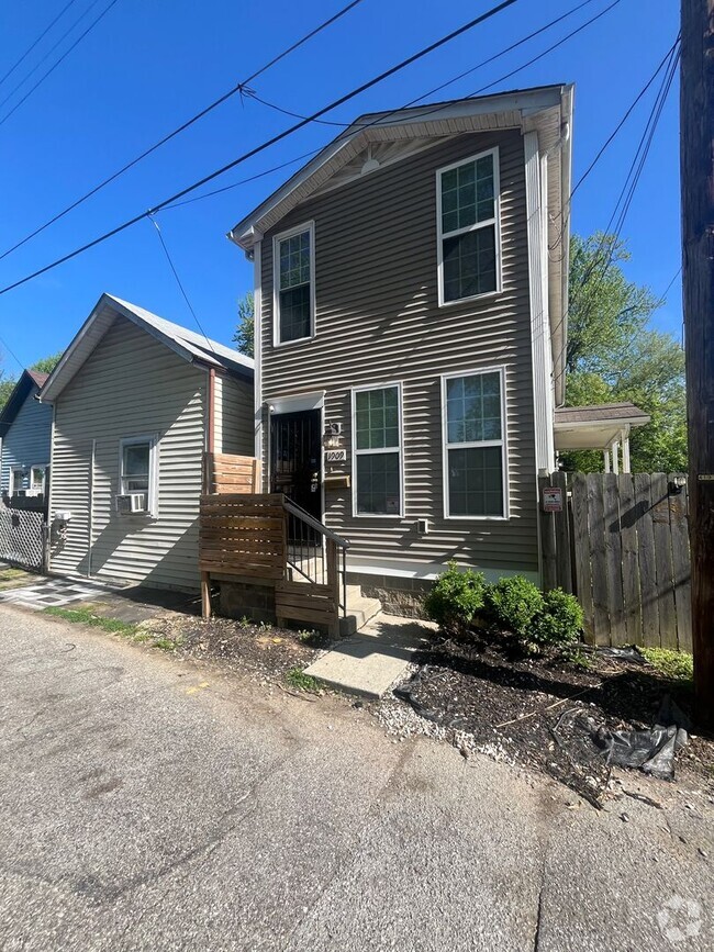 Building Photo - Gorgeous Fully Renovated 4 br/2 bath!