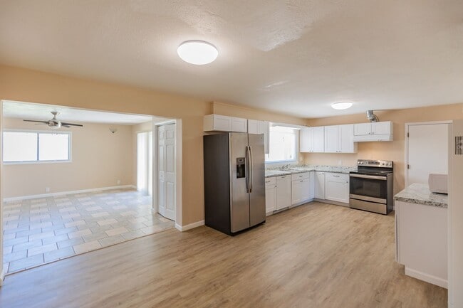 Building Photo - Spacious 4 Bedroom Home