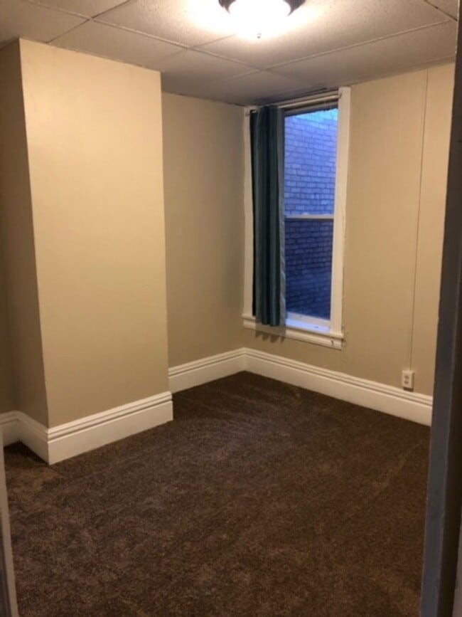 Building Photo - 2 Roommates Wanted!