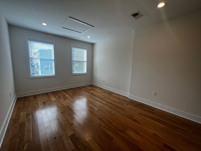 Building Photo - Lavish 5 BR/4 BA Townhome in Petworth!