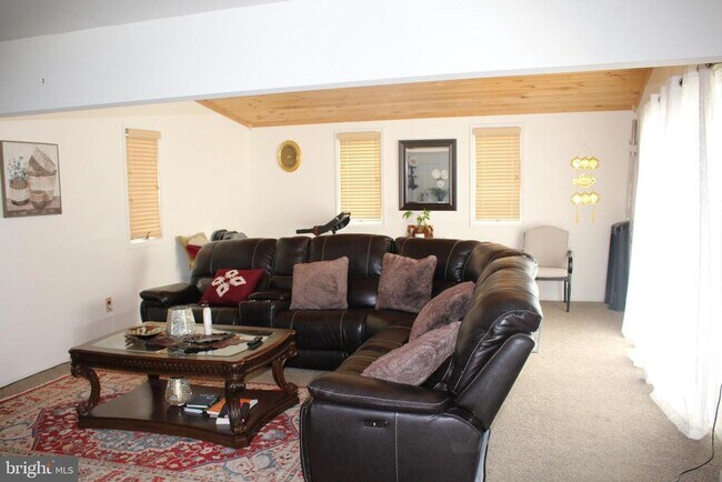 Building Photo - 219 Meadow Dr