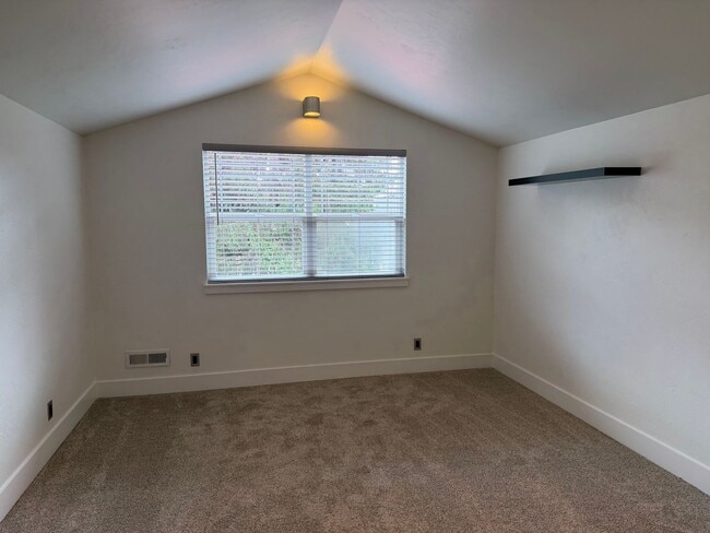 Building Photo - Beautiful 3 bedroom 2.5 bathroom house in a great neighborhood!