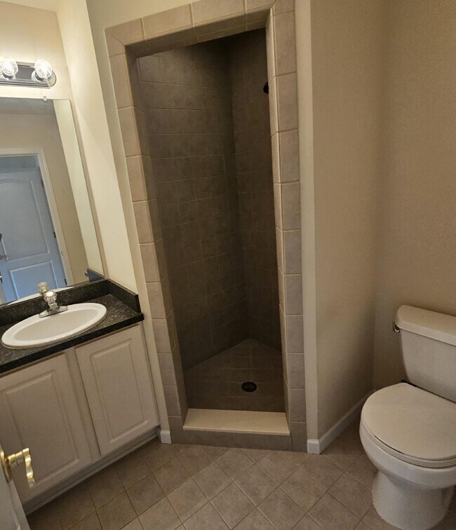 Building Photo - 3 Bedroom, 2.5 Bath Condo, Kitchen with St...