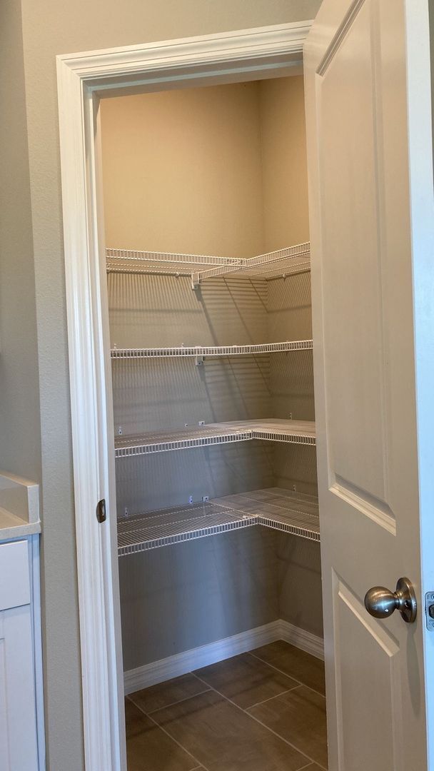 Building Photo - Like new 3 bedroom, 2.5 bathroom, 1 car ga...