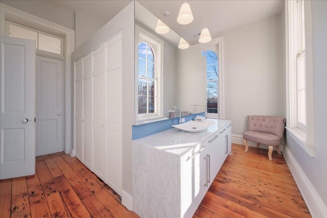 Building Photo - Historic, Character-Rich House - 3 Bed, 3 Bath (2 Full, 2 Half)