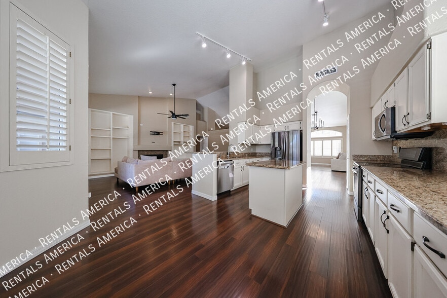 Building Photo - 6126 E Juniper Ave