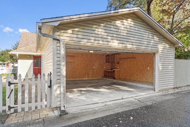 Building Photo - 110 Parkwood Dr