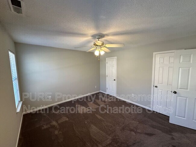 Building Photo - 12115 Landing Green Dr