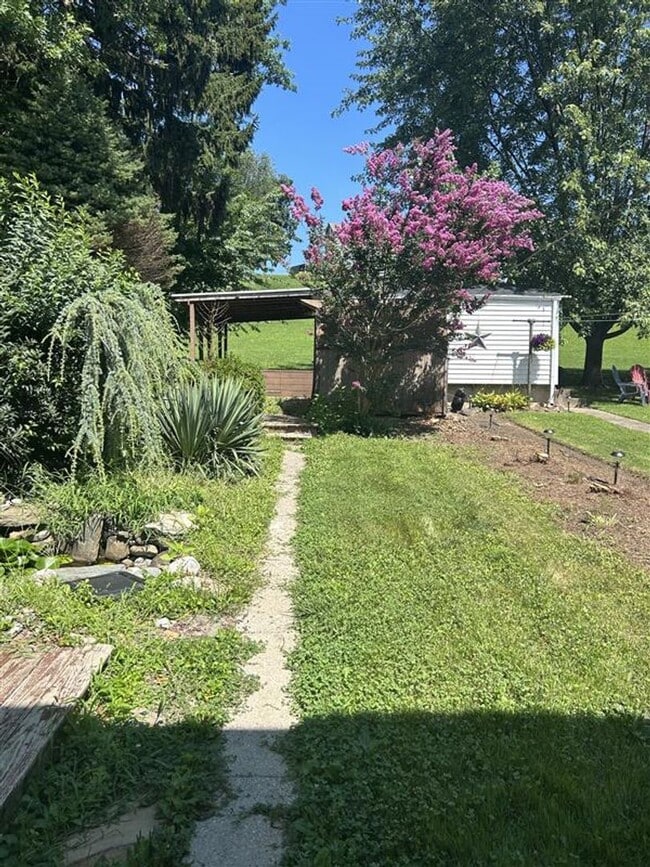 Building Photo - Semi-Attached Home Located Across from Red Lion High School