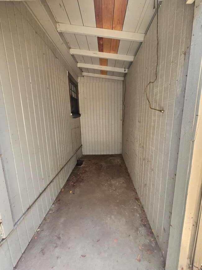 Building Photo - Charming 2 Bedroom Home!