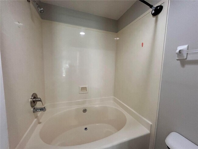 Building Photo - 6626 Woodside Ct E