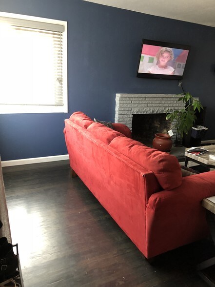 Living room - 2515 Oliver Ave