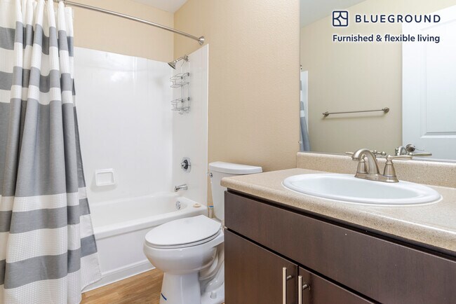 Building Photo - 950 E Hillsdale Blvd