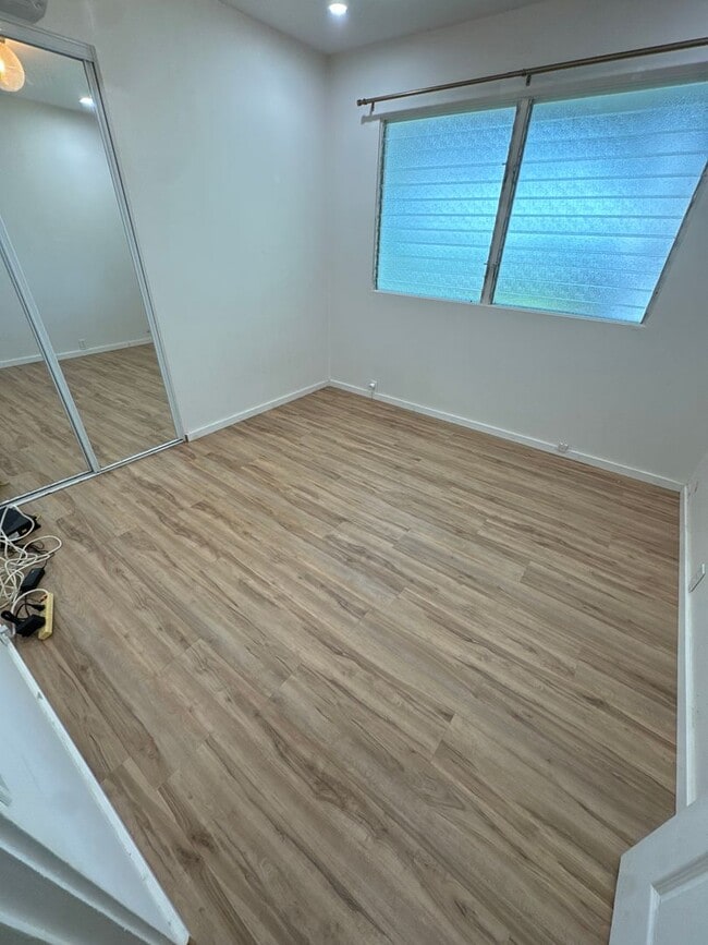 Building Photo - 3 BED, 2 BATH, 2 Parking with AC- Kalani I...