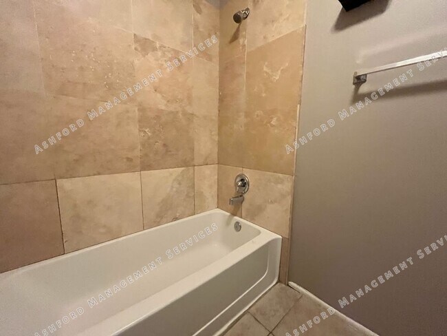 Building Photo - Charming 3 Bedroom, 2.5 Bath Home in North...