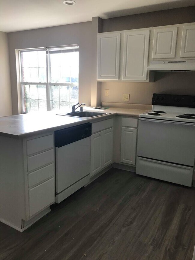 Building Photo - 108 Pine Tree Path