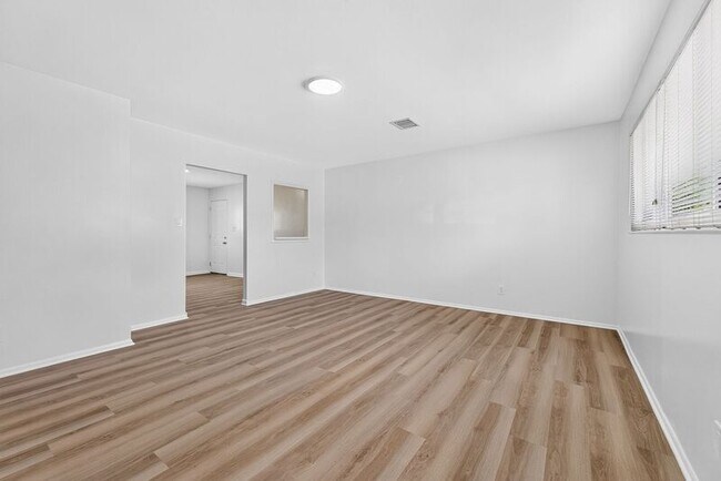Building Photo - 5168 Mapleridge Dr