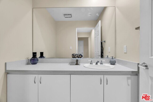 Building Photo - 12000 Goshen Ave