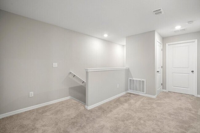 Building Photo - LIKE NEW Townhome in Willow Square!