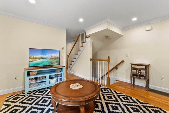 Building Photo - 224 Robbins St