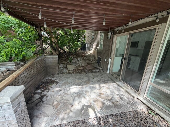 Building Photo - Foothill Dr